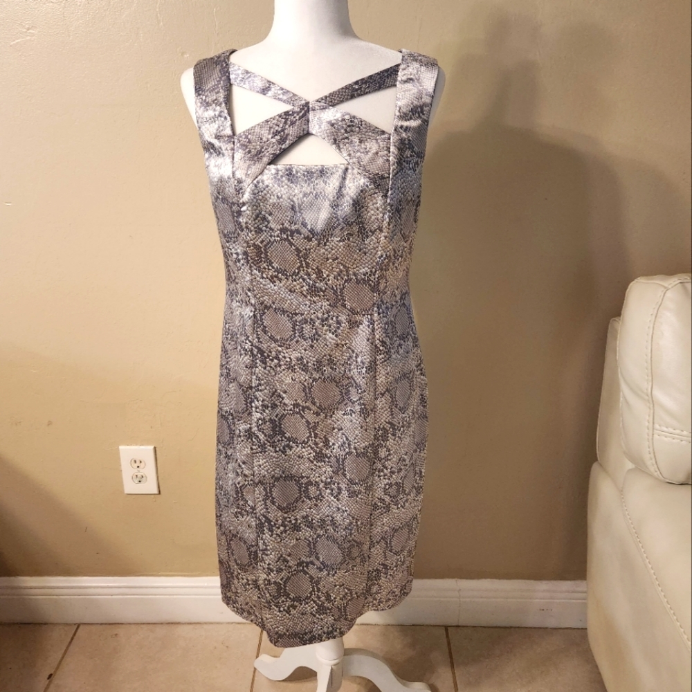 Alligator print criss cross kneckline dress. Silky material full zip in back
